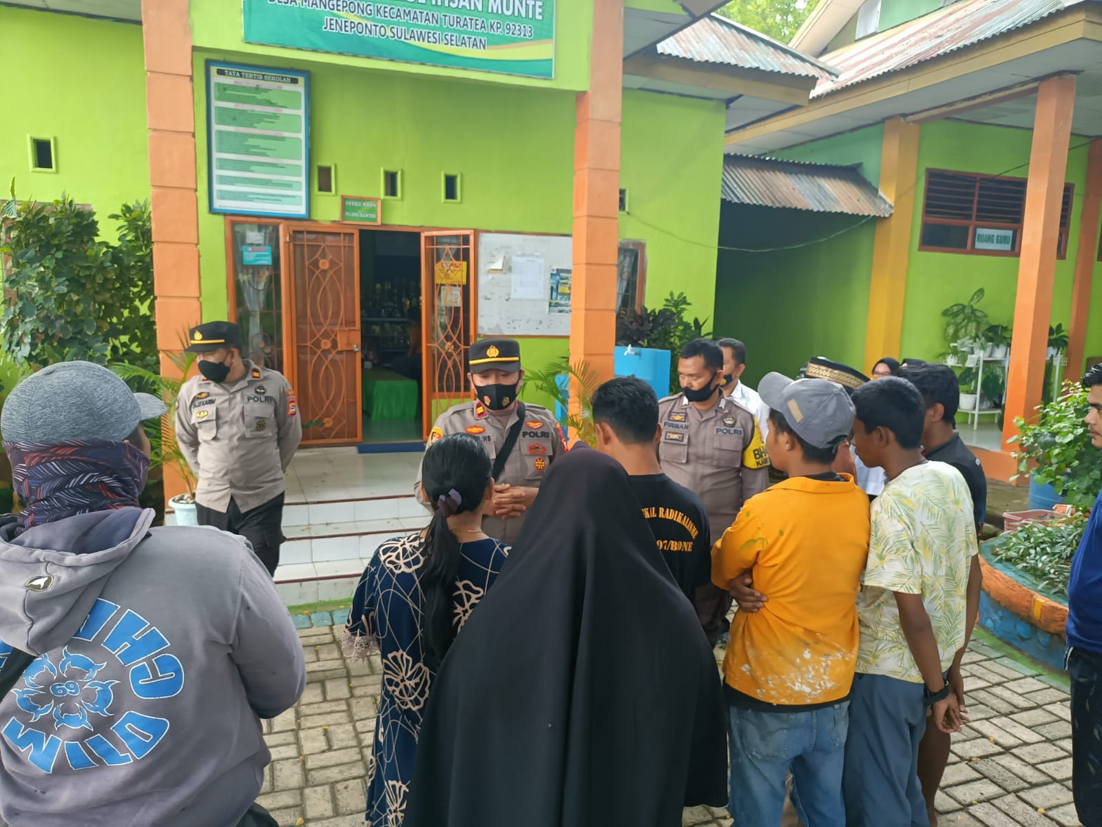 Diamuk Massa Gara-gara Rekam Teman Kelasnya Tidur, Dua Pelajar di Jeneponto Diamankan Polisi